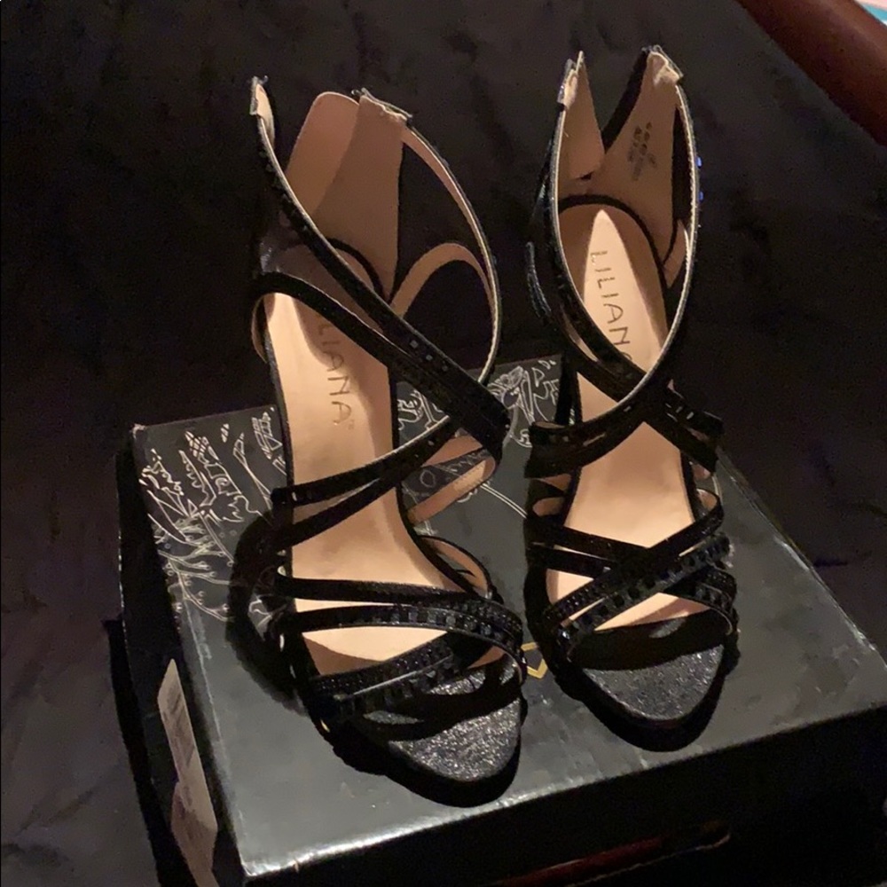 Lilliana size 8 spike healed fashion shoes